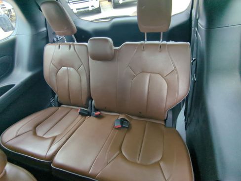 Used 2019 Chrysler Pacifica Limited w/ Advanced Safetytec Group FWD image 22