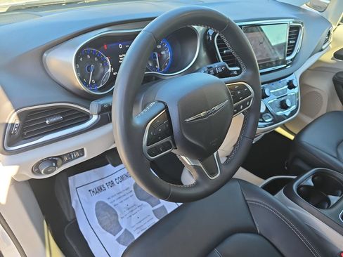Used 2024 Chrysler Pacifica Touring-L FWD image 16