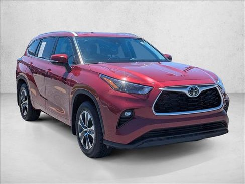 Used 2023 Toyota Highlander XLE FWD image 3