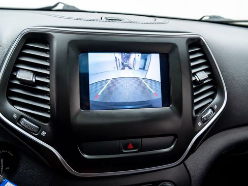 Used 2019 Jeep Cherokee Latitude w/ Cold Weather Group FWD image 24