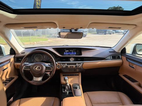 Used 2016 Lexus ES 350 w/ Premium Package w/Wood Trim FWD image 15
