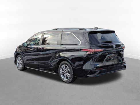 Used 2022 Toyota Sienna XSE image 4