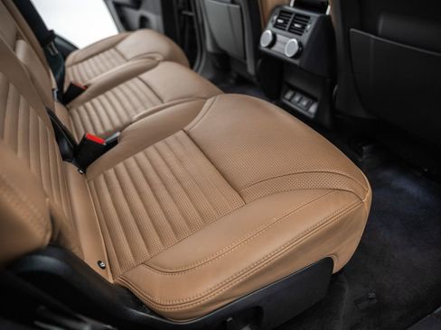 Used 2024 Land Rover Discovery Metropolitan Edition AWD/4WD image 36