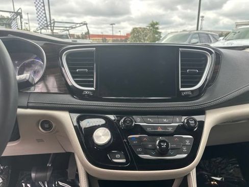 Used 2023 Chrysler Pacifica Limited FWD image 22