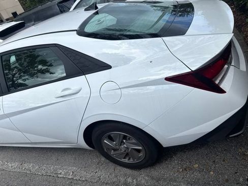 Certified 2025 Hyundai Elantra SE FWD image 8