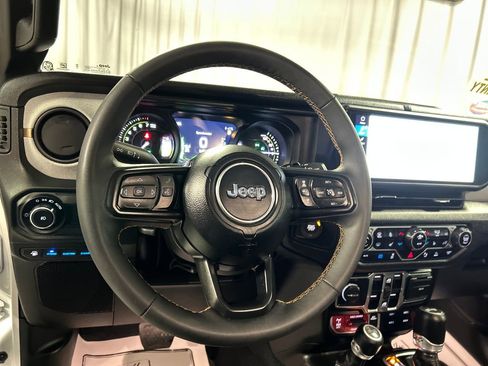 Used 2024 Jeep Wrangler Unlimited image 15