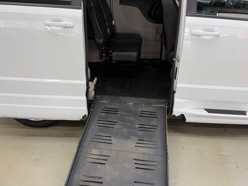 Used 2018 Dodge Grand Caravan SE FWD image 15