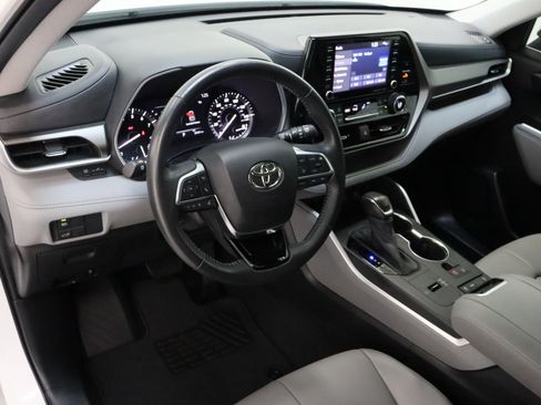 Certified 2021 Toyota Highlander XLE image 13