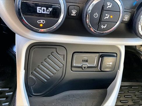 Used 2017 Jeep Renegade Limited image 22