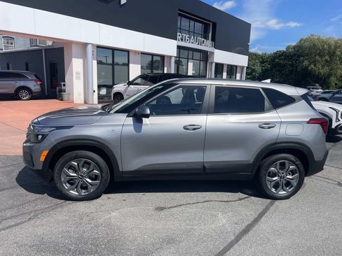 Used 2024 Kia Seltos LX AWD/4WD image 2