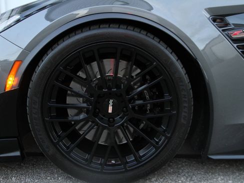 Used 2015 Chevrolet Corvette Z06 w/ 3LZ Preferred Equipment Group RWD image 31