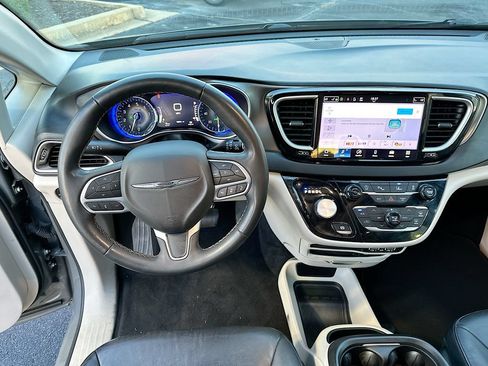 Used 2022 Chrysler Pacifica Touring-L FWD image 20