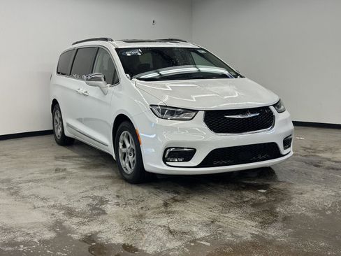 Used 2022 Chrysler Pacifica Limited image 2