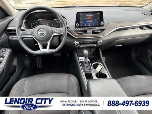 Used 2024 Nissan Altima 2.5 SV FWD image 15