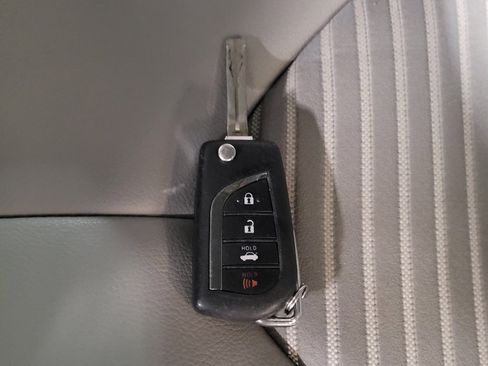 Used 2020 Toyota Camry SE image 32