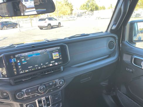 Used 2025 Jeep Wrangler Unlimited Rubicon image 35