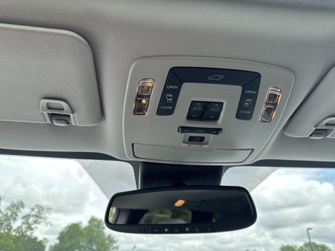 Used 2025 Toyota Sienna XLE FWD image 22