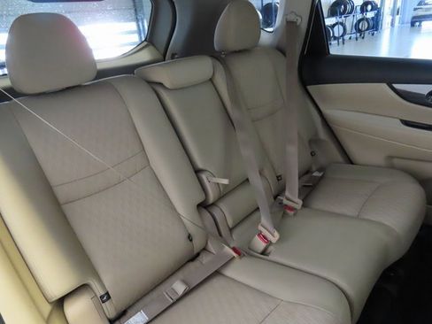 Used 2020 Nissan Rogue SV w/ Premium Package image 30