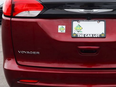 Used 2022 Chrysler Voyager LX image 19