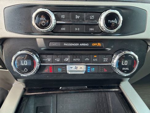 Used 2022 Ford F250 Lariat w/ Black Appearance Pkg AWD/4WD image 22