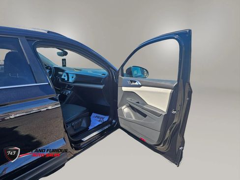 Used 2022 Volkswagen Taos SE FWD image 11