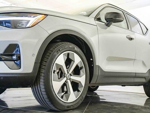 Certified 2025 Volvo XC40 B5 Plus w/ Protection Package Premier image 10