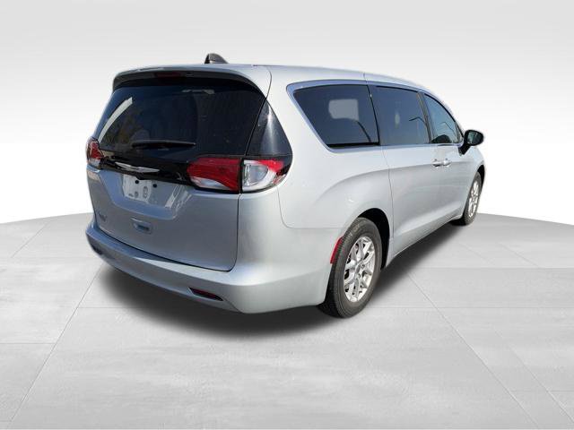 Used 2023 Chrysler Voyager LX FWD image 7