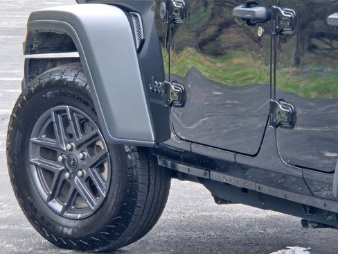 Used 2025 Jeep Wrangler Unlimited Sport AWD/4WD image 15