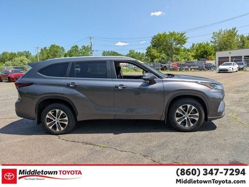 Certified 2024 Toyota Highlander XLE AWD/4WD image 2