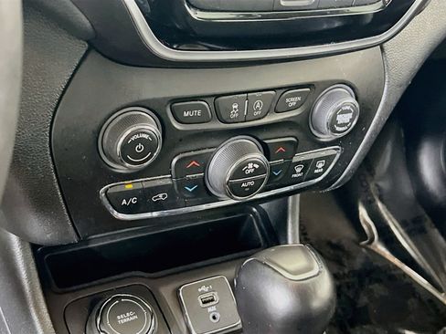 Used 2022 Jeep Cherokee Limited AWD/4WD image 15
