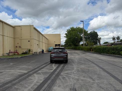 Used 2023 Hyundai Santa Fe SE w/ Cargo Package image 6