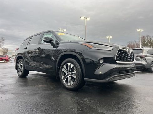 Used 2024 Toyota Highlander XLE image 3