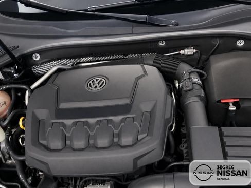 Used 2018 Volkswagen Passat 2.0T R-Line w/ R-Line Lighting Package FWD image 13