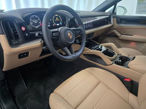 Certified 2025 Porsche Cayenne E-Hybrid Coupe AWD/4WD image 4