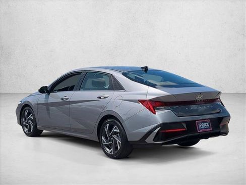 Used 2025 Hyundai Elantra Limited FWD image 8