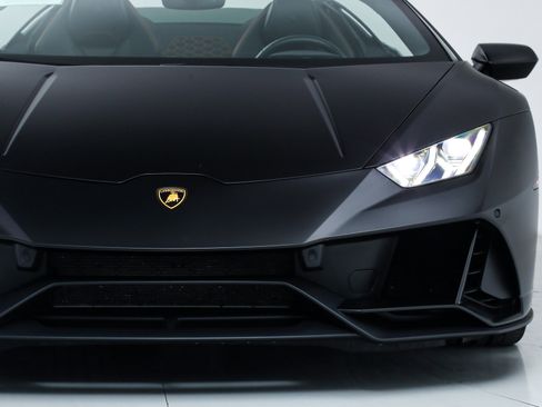 Used 2024 Lamborghini Huracan EVO image 12