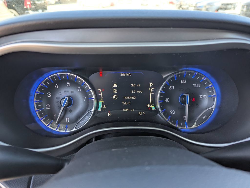 Used 2023 Chrysler Pacifica Touring-L FWD image 25