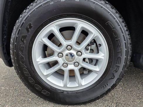 Used 2020 Jeep Grand Cherokee Laredo AWD/4WD image 2