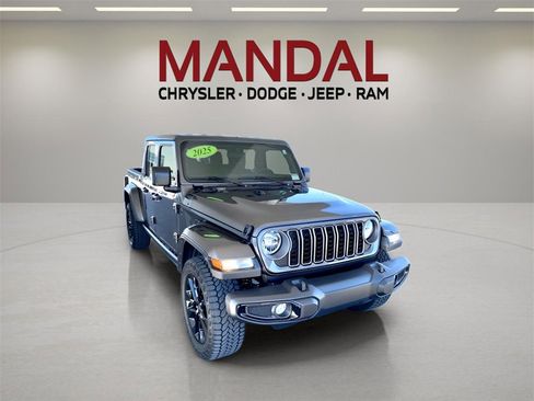 Used 2025 Jeep Gladiator Nighthawk image 4