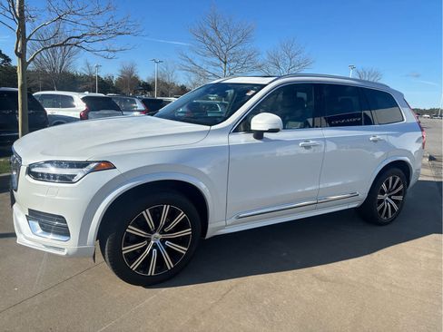 Used 2024 Volvo XC90 B5 Core AWD/4WD image 3