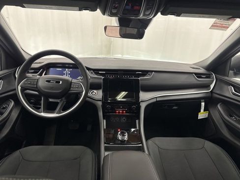 New 2025 Jeep Grand Cherokee L Laredo image 8