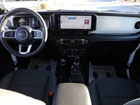 Used 2025 Jeep Wrangler Sahara image 21