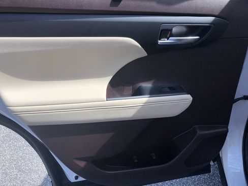 Used 2020 Toyota Highlander XLE FWD image 28