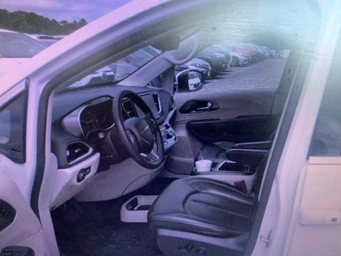 Used 2023 Chrysler Pacifica Touring-L FWD image 7