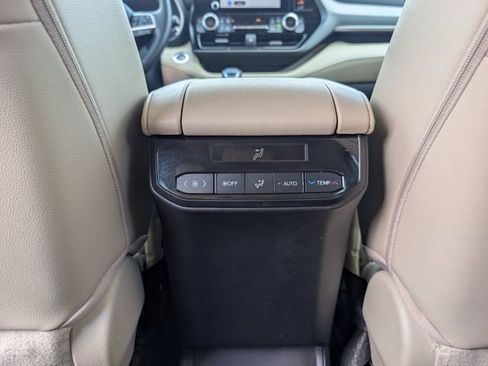 Used 2023 Toyota Highlander XLE AWD/4WD image 28