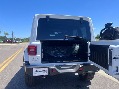 Used 2025 Jeep Wrangler Sahara image 6