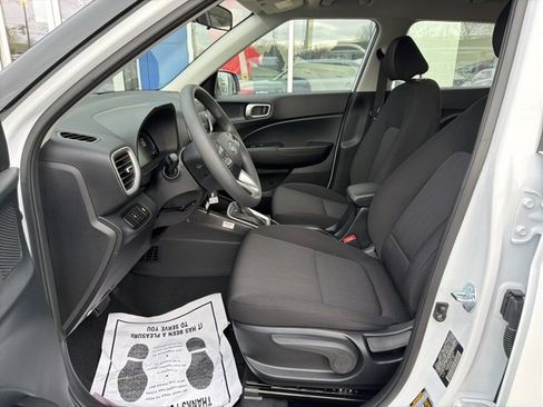 Certified 2025 Hyundai Venue SE image 11