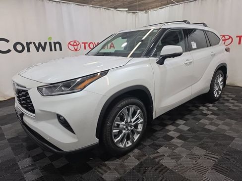 Used 2026 Toyota Highlander Limited image 3