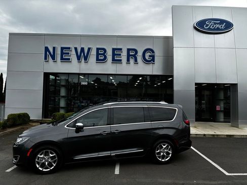 Used 2017 Chrysler Pacifica Limited image 4