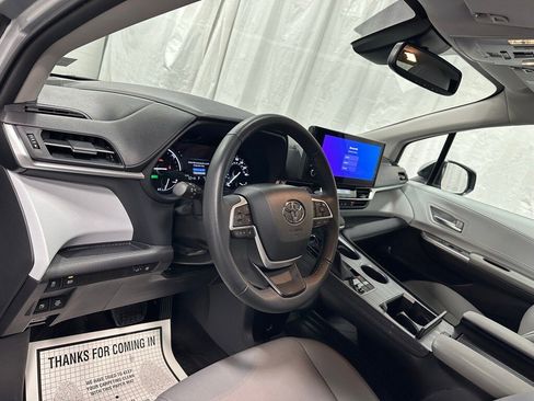 Used 2025 Toyota Sienna XLE image 16